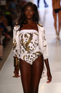 model aguaclara mayo koleksiyonu pist yürür