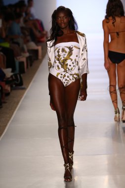 model aguaclara mayo koleksiyonu pist yürür