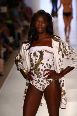 model aguaclara mayo koleksiyonu pist yürür