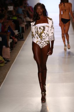 model aguaclara mayo koleksiyonu pist yürür