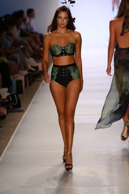 model aguaclara mayo koleksiyonu pist yürür