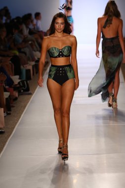 model aguaclara mayo koleksiyonu pist yürür