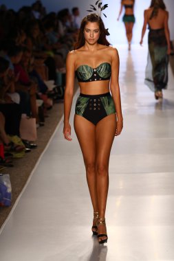 model aguaclara mayo koleksiyonu pist yürür