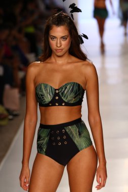 model aguaclara mayo koleksiyonu pist yürür