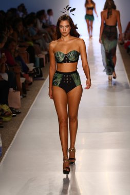 model aguaclara mayo koleksiyonu pist yürür