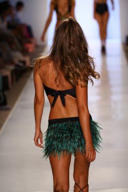 model aguaclara mayo koleksiyonu pist yürür