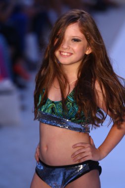 Charlotte Curbow-Healey A.Z Araujo Show'da