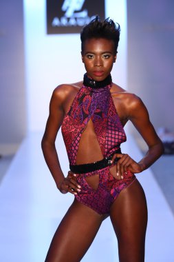 Model az araujo mayo koleksiyonu pist yürüyor