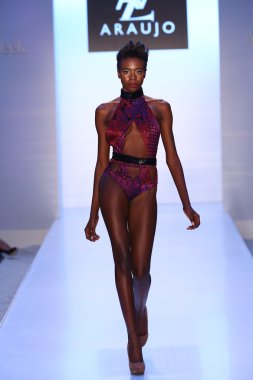 Model az araujo mayo koleksiyonu pist yürüyor