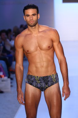 Model az araujo mayo koleksiyonu pist yürüyor