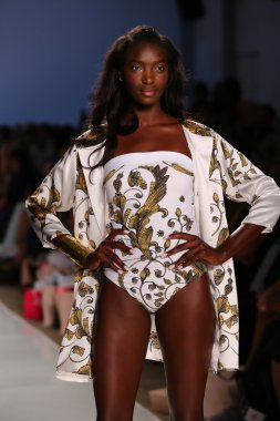 model aguaclara mayo koleksiyonu pist yürür