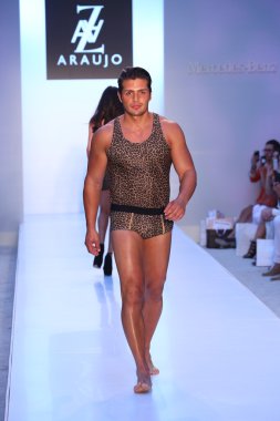 Model az araujo mayo koleksiyonu pist yürüyor