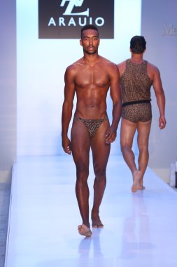 Model az araujo mayo koleksiyonu pist yürüyor