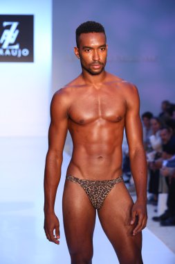 Model az araujo mayo koleksiyonu pist yürüyor