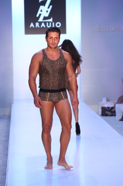 Model az araujo mayo koleksiyonu pist yürüyor