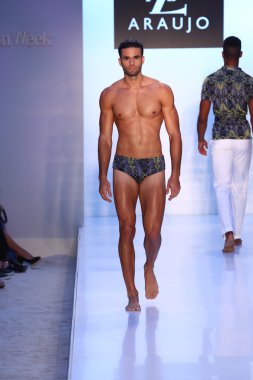 Model az araujo mayo koleksiyonu pist yürüyor