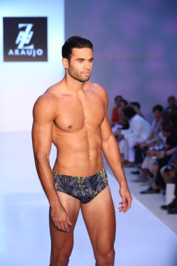 Model az araujo mayo koleksiyonu pist yürüyor