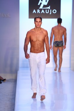 Model az araujo mayo koleksiyonu pist yürüyor