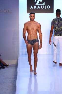 Model az araujo mayo koleksiyonu pist yürüyor