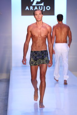 Model az araujo mayo koleksiyonu pist yürüyor