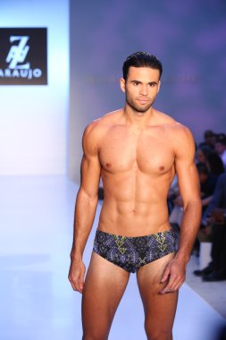 Model az araujo mayo koleksiyonu pist yürüyor