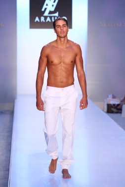 Model az araujo mayo koleksiyonu pist yürüyor