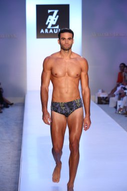Model az araujo mayo koleksiyonu pist yürüyor