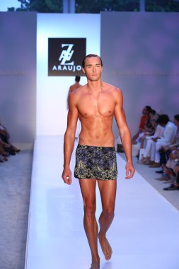 Model az araujo mayo koleksiyonu pist yürüyor