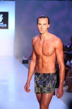 Model az araujo mayo koleksiyonu pist yürüyor