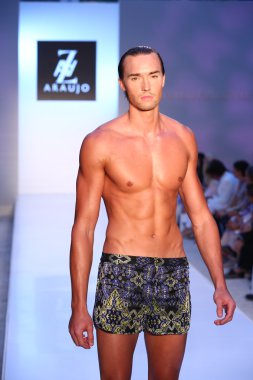 Model az araujo mayo koleksiyonu pist yürüyor