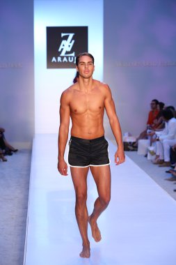 Model az araujo mayo koleksiyonu pist yürüyor