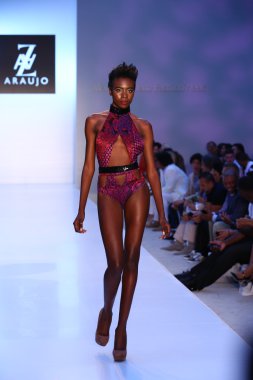 Model az araujo mayo koleksiyonu pist yürüyor