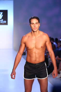 Model az araujo mayo koleksiyonu pist yürüyor