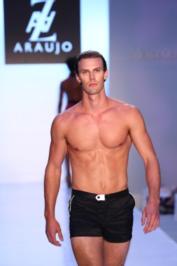 Model az araujo mayo koleksiyonu pist yürüyor