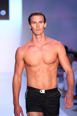 Model az araujo mayo koleksiyonu pist yürüyor