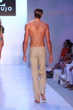 Model az araujo mayo koleksiyonu pist yürüyor