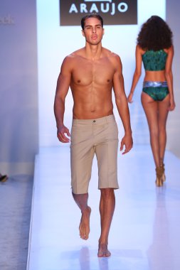 Model az araujo mayo koleksiyonu pist yürüyor