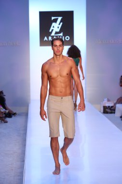 Model az araujo mayo koleksiyonu pist yürüyor