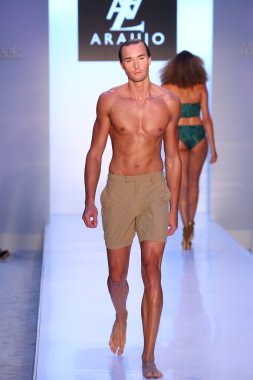 Model az araujo mayo koleksiyonu pist yürüyor