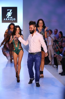 TV kişiliği Adriana De Moura, tasarımcı A.Z Araujo ve modeli
