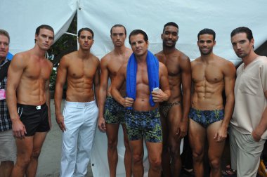 modeller, kuliste a.z araujo Show'da poz