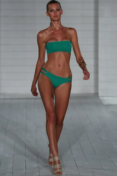 Modell séta a san lorenzo fürdőruha kollekció alatt mbfw miami úszni — Stock Fotó