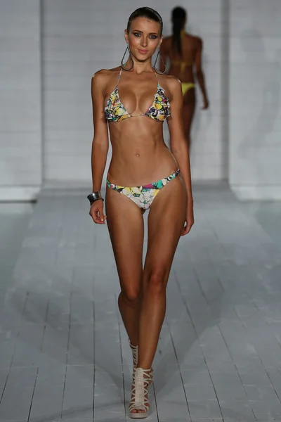 Model walks at San Lorenzo Swimwear collection during MBFW Miami Swim — Stock Photo, Image