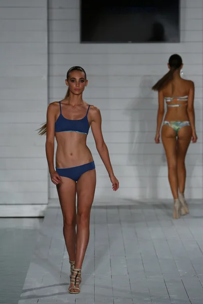 Model spaziert durch die Bademoden-Kollektion von san lorenzo während mbfw miami swim — Stockfoto
