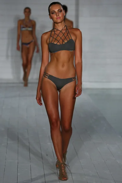 Model loopt op san lorenzo badmode collectie tijdens mbfw die Miami zwemmen — Stockfoto