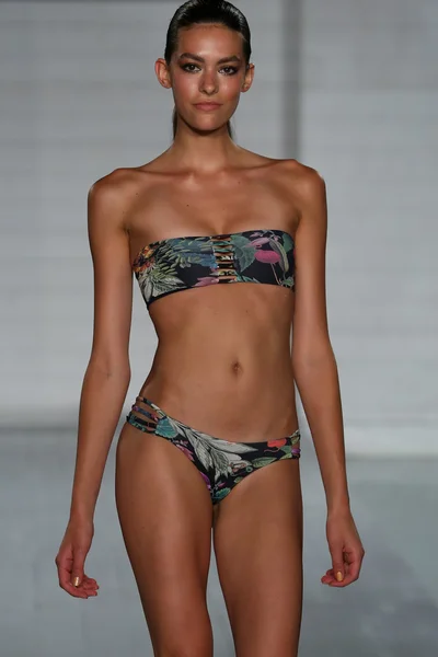 Модельные прогулки в коллекции купальников San Lorenzo во время MBFW Miami Swim — стоковое фото