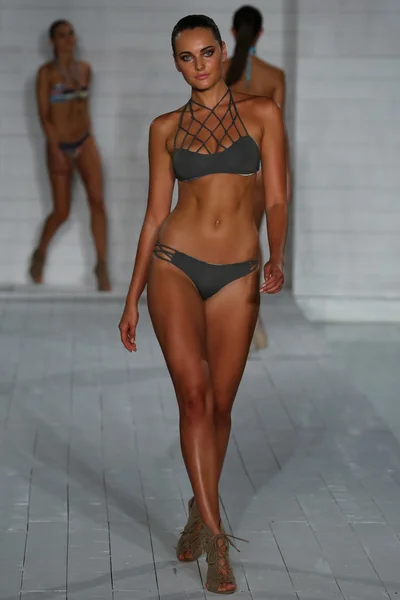 Modelo caminha na coleção San Lorenzo Swimwear durante MBFW Miami Swim — Fotografia de Stock