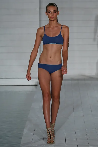 La modella cammina alla collezione Costumi da bagno San Lorenzo durante MBFW Miami Swim — Foto Stock