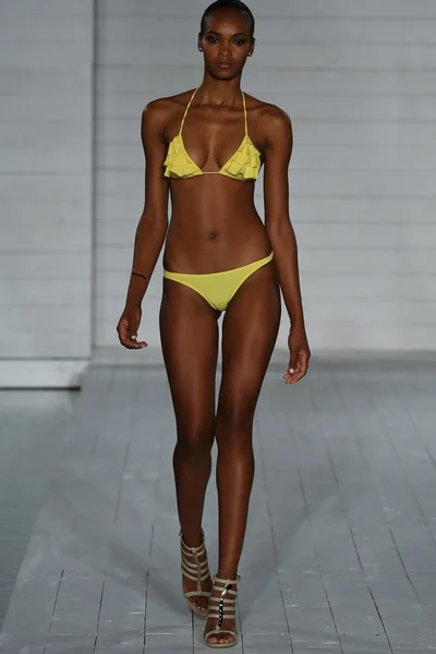 Model loopt op san lorenzo badmode collectie tijdens mbfw die Miami zwemmen — Stockfoto