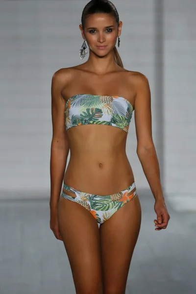 Model loopt op san lorenzo badmode collectie tijdens mbfw die Miami zwemmen — Stockfoto